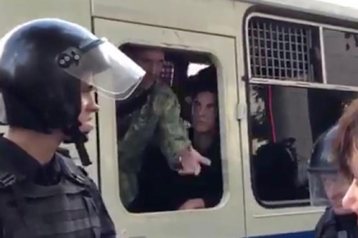 Участнику акции в Москве дали три года тюрьмы из-за выдавленного стекла автозака