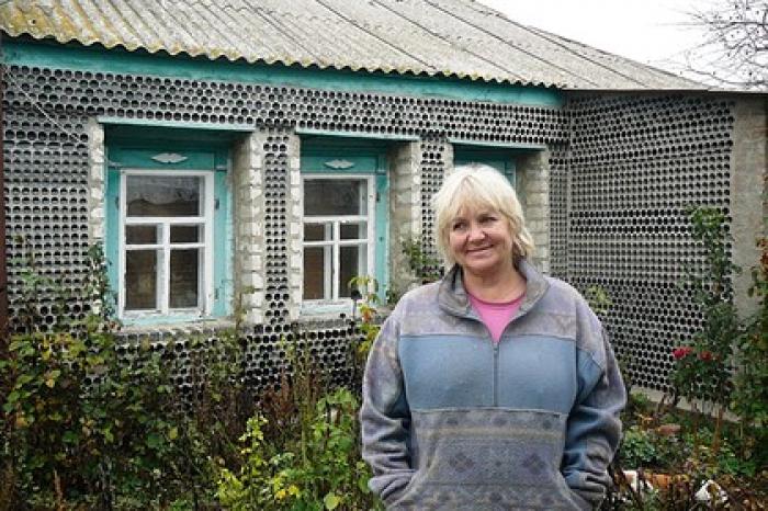 Украинка утеплила дом тысячами бутылок