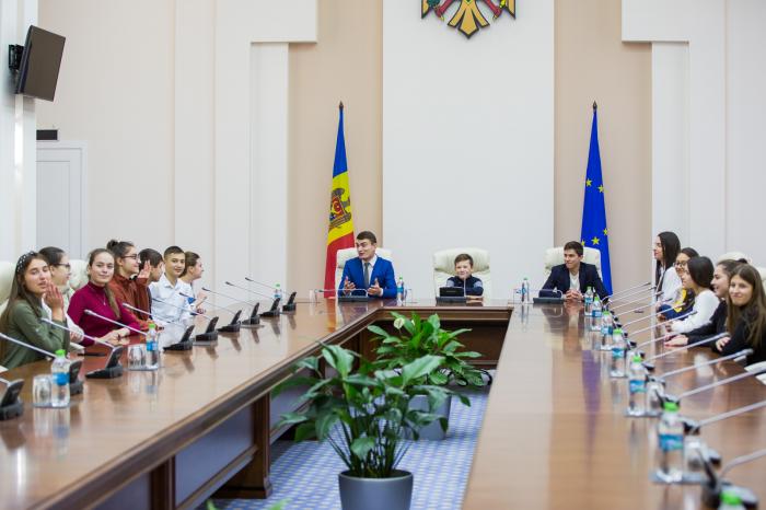 Un grup de voluntari din satul Văsieni a fost în vizită la premier