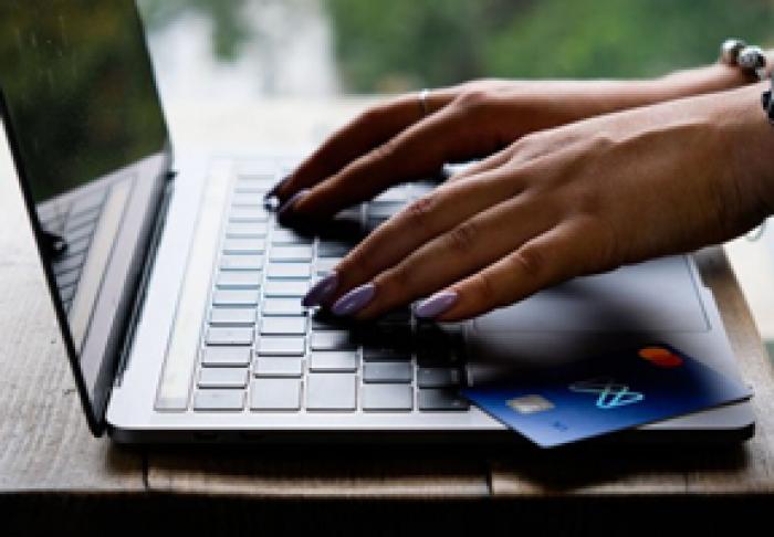 UTILIZATORII CARDURILOR BANCARE VOR PARTICIPA LA „LOTERIA FISCALĂ”
