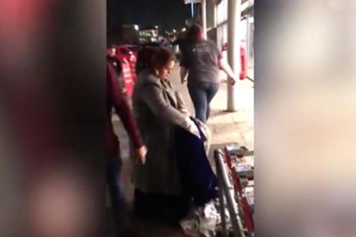 Вытряхивающая из сумки сворованную одежду женщина попала на видео