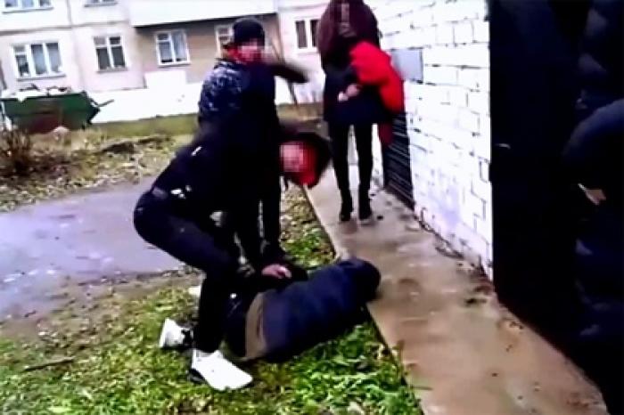 Жестокое избиение российского подростка попало на видео