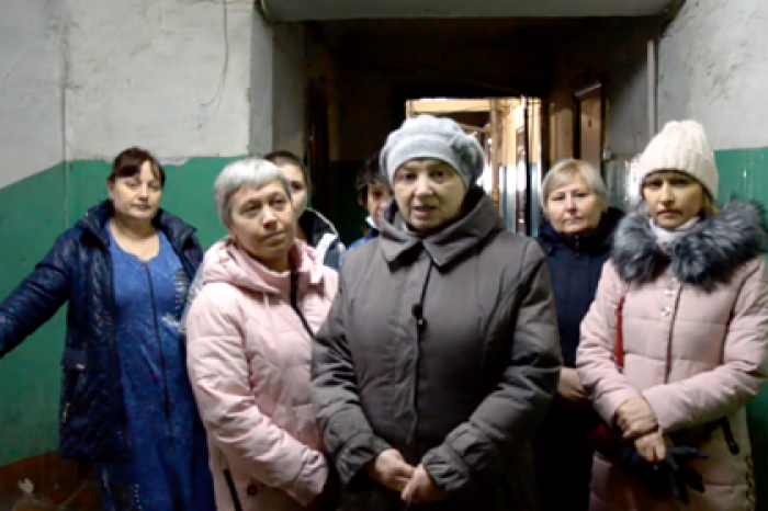 Жители аварийного дома в российском городе предложили мэру пожить с ними
