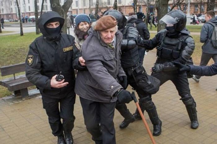 83-летнего белорусского поэта оштрафовали за акцию против интеграции с Россией