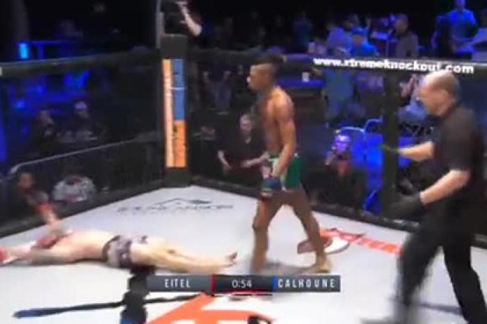 Боец MMA выбрался из-под соперника и нокаутировал его ударом коленом в прыжке