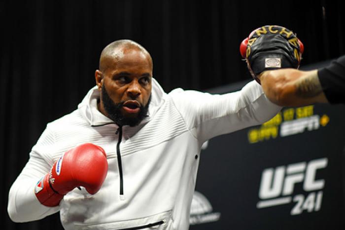 Бывший чемпион UFC Кормье рассказал о готовности Нурмагомедова «умереть за друзей»