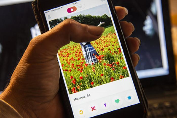 Фотографии тысяч девушек из Tinder оказались в сети