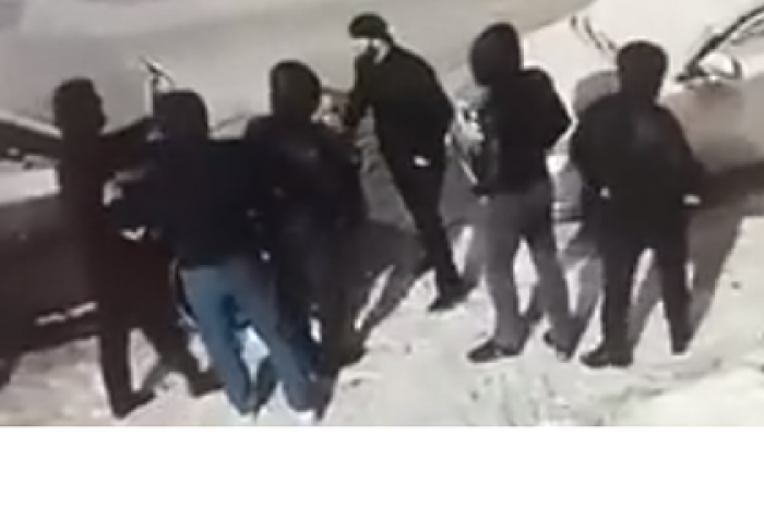 Избиение бородатого мужчины закончилось стрельбой из автомата и попало на видео