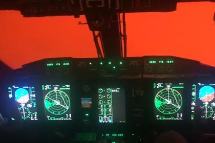 Летчики показали видео полета в багровом небе над пожарами