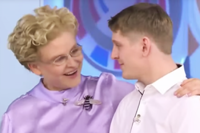 Малышева спела песню Билли Айлиш и напомнила зрителям техно-диджея