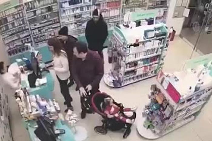 Ограбление российской аптеки ребенком попало на видео
