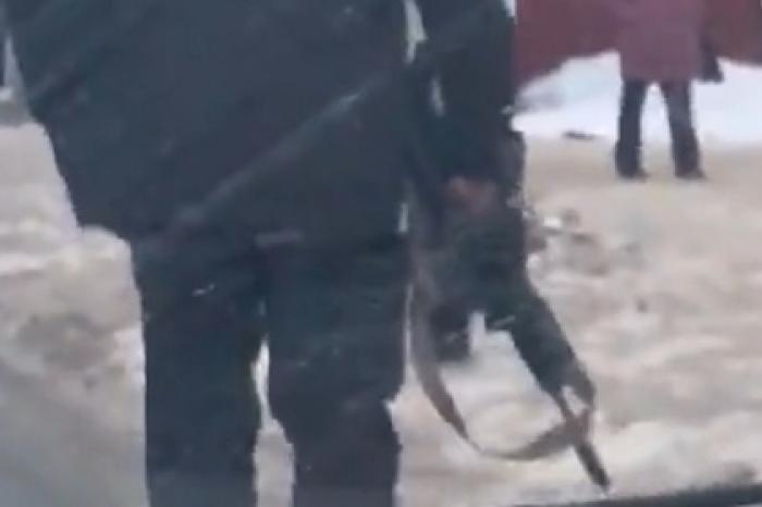 Погоня россиянина с автоматом за прохожим попала на видео