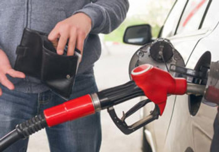 PRIM-MINISTRUL ION CHICU CONSIDERĂ CĂ MAJORAREA PREŢURILOR LA CARBURANŢI ESTE MOTIVATĂ