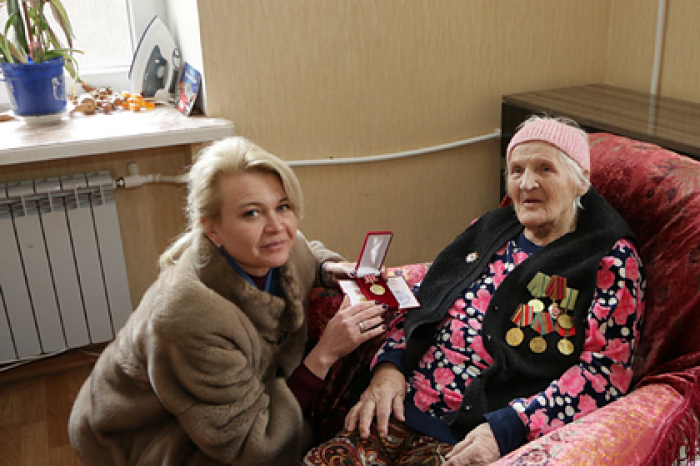 Пришедшие в шубах дарить блокадникам «батоны» чиновницы объяснились