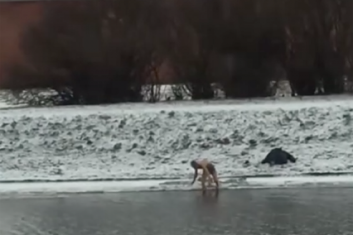Прыжок россиянина в ледяную воду в Петербурге попал на видео