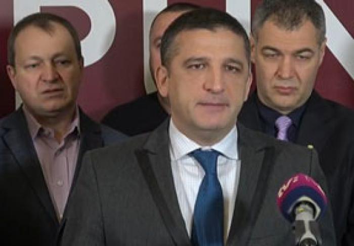 PUN ÎŞI RETRAGE CANDIDATUL DIN CURSA ELECTORALĂ DIN HÎNCEŞTI ÎN FAVOAREA LUI GRIGORE COBZAC
