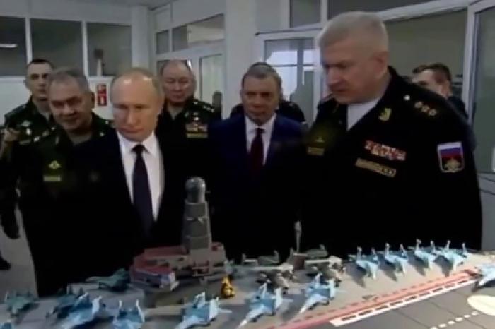 Путину показали макет российского авианосца