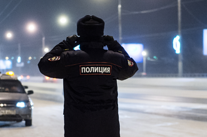 Россиянин решил примирить супругов, избил их, сбежал и застрял в сугробе