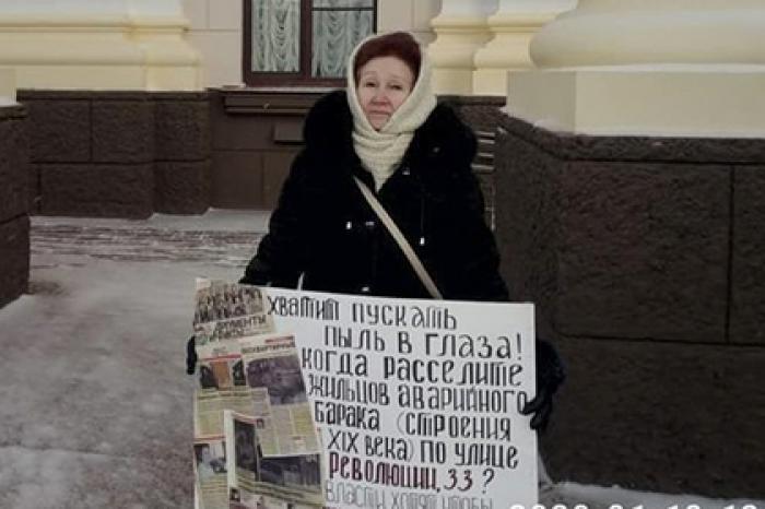 Российская учительница пожаловалась на жилье в обледеневшем бараке