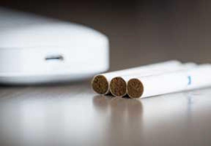 STUDIU: MAJORAREA TAXELOR PENTRU ȚIGĂRILE ELECTRONICE DESCURAJEAZĂ FUMĂTORII SĂ TREACĂ LA ALTERNATIVE MAI PUȚIN NOCIVE
