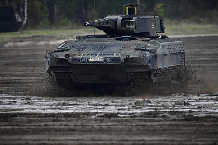 Военным в Германии пришлось тренироваться на машинах из-за нехватки танков