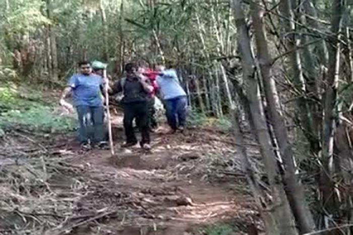 Врач восемь часов нес истекающую кровью роженицу в больницу и спас ей жизнь