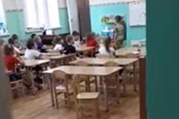 В российском детсаду няня назвала детей маленькими мерзавцами и попала на видео