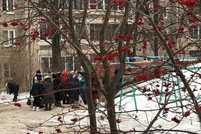 Жителей российского города застали в очереди у помойки с просроченной едой