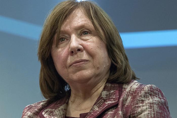 Алексиевич назвала Белоруссию страной полицаев