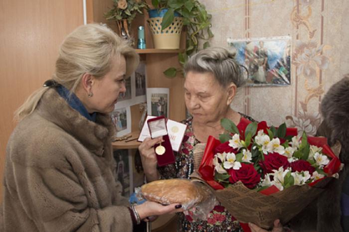Блокадница заступилась за уволенных после скандала с «батоном» чиновниц