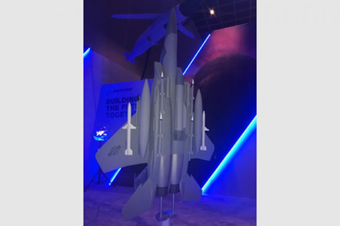 Boeing показал F-15EX с гиперзвуковой ракетой