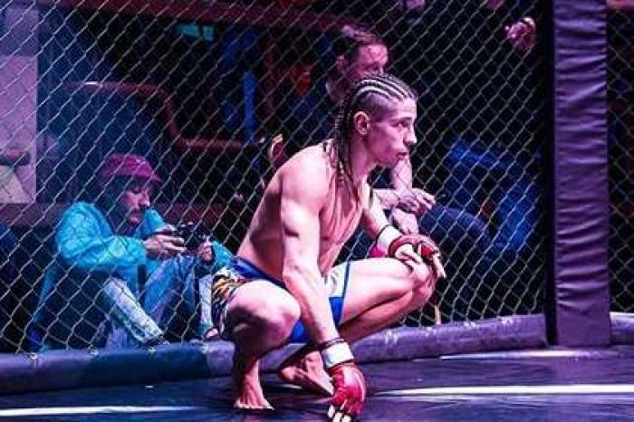 Бойца MMA лишили победы из-за песни о Люцифере на турнире в России