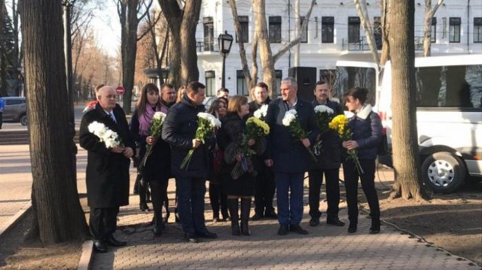 День рождения Григоре Виеру: поклонники его творчества, госчиновники и политики возлагают цветы на Аллее классиков