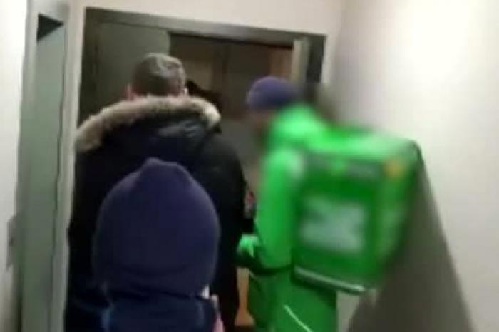 Доставщик еды помог поймать вооруженную банду и попал на видео