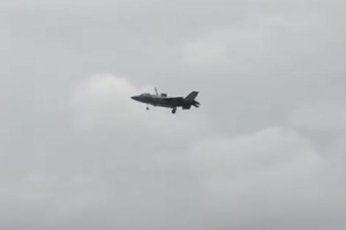 F-35B завис в воздухе