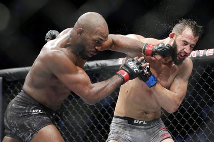 Лучший боец UFC одержал «спорную» победу и сохранил титул