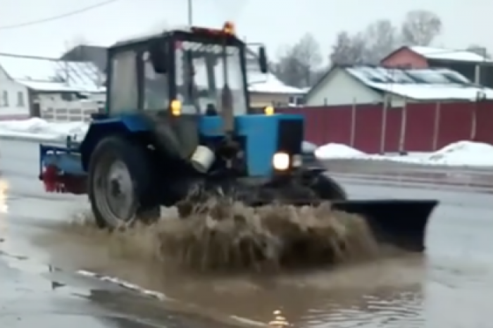 Лужи в российском городе попытались убрать трактором