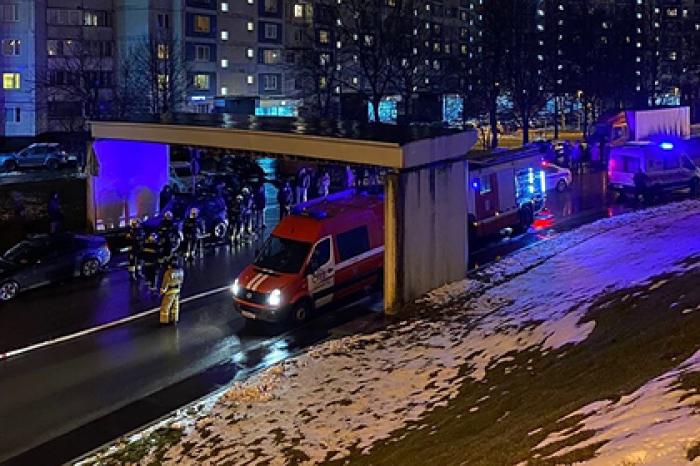 Москвичи спасли трех человек из горящей машины