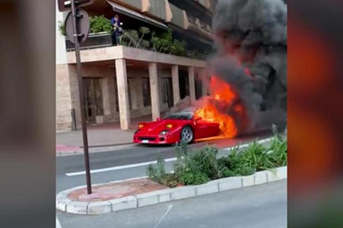 Мужчина хотел потушить с балкона полыхающую Ferrari и попал на видео
