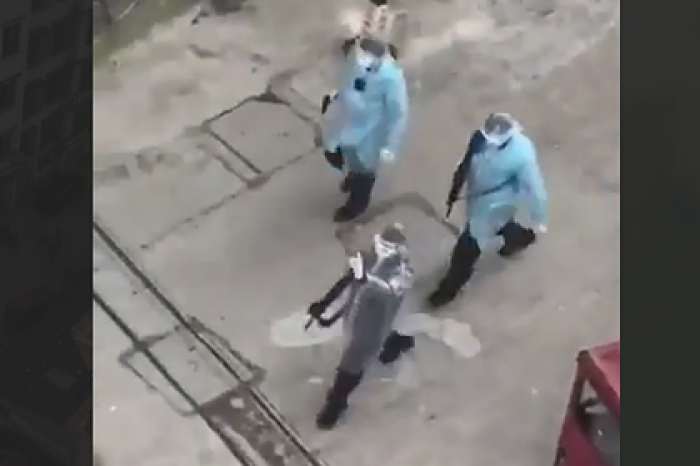 На улицы Уханя вышли вооруженные патрули в медицинских халатах