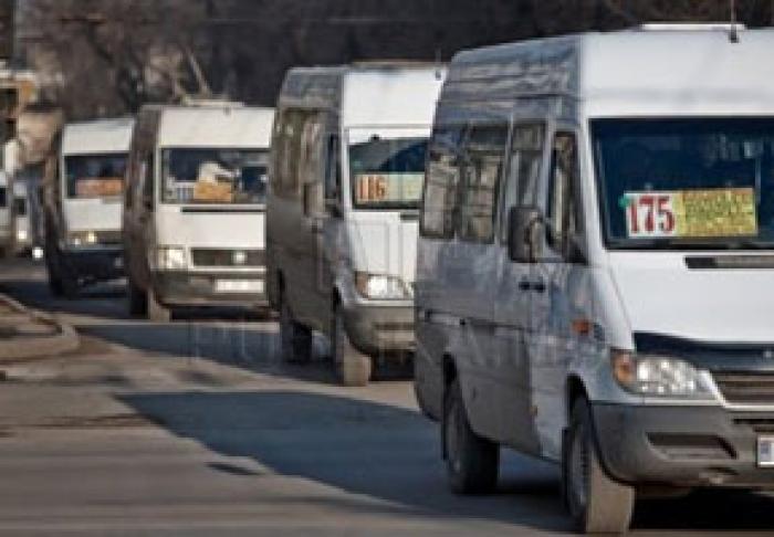 ŞOFERII DE MICROBUZE AMENINŢĂ CU PROTESTE, CERÂND MAJORAREA TARIFELOR