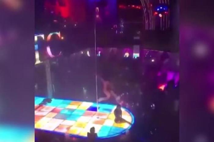 Падение голой стриптизерши с шестиметрового шеста попало на видео
