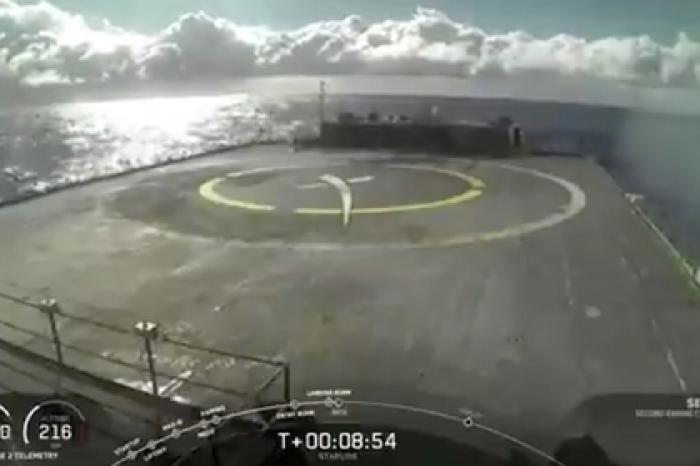 Первая ступень Falcon 9 упала в океан
