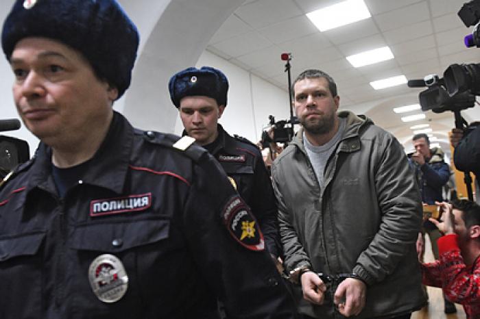 Подбросившего Голунову наркотики полицейского решили отпустить