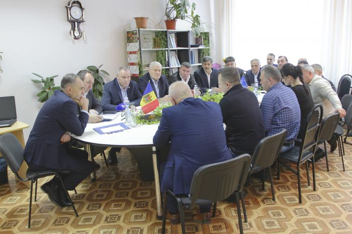 Премьер изучил проблему водоснабжения населенных пунктов в пойме реки Прут