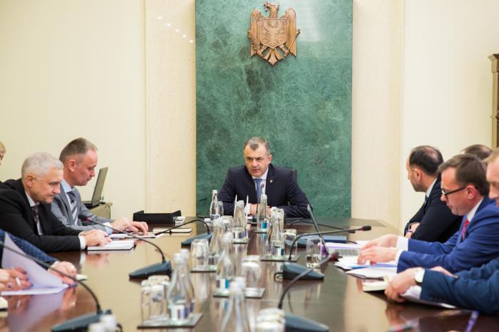 Премьер обсудил проблему качества питания в детсадах и школах