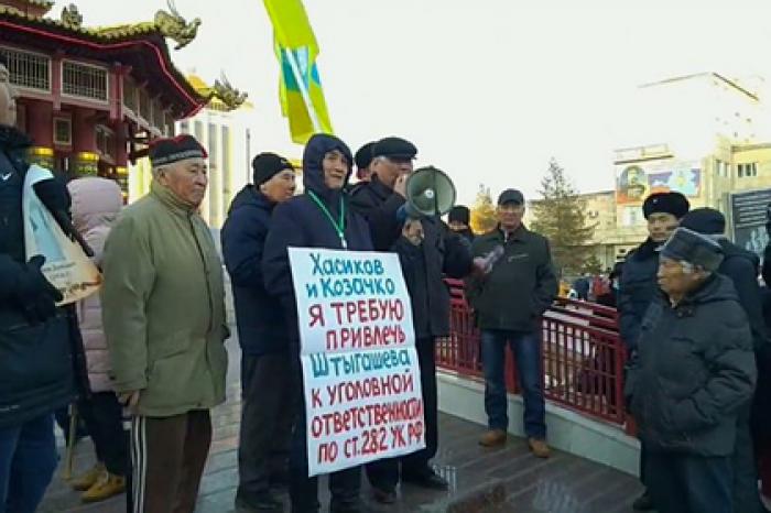Продолжились протесты против оправдавшего депортацию калмыков политика