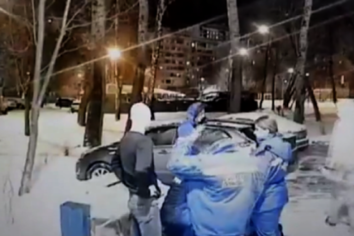 Пьяный россиянин ногами избил фельдшера скорой и попал на видео