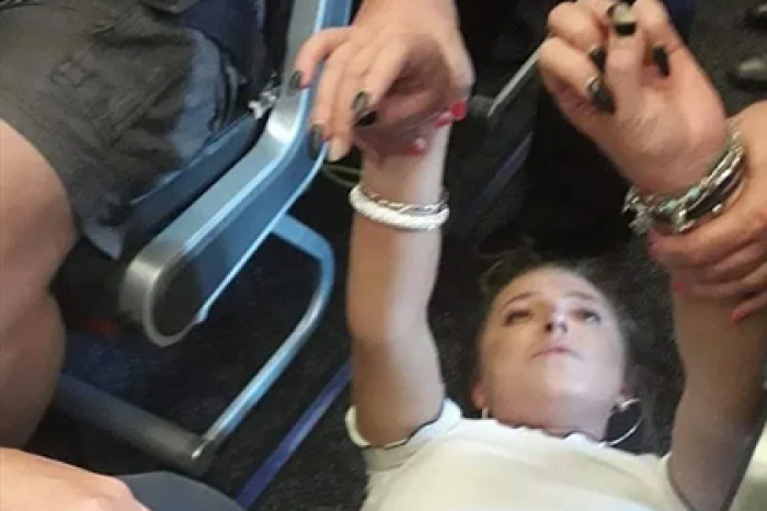 Пытавшаяся выйти из летящего самолета и убить попутчиков туристка села в тюрьму
