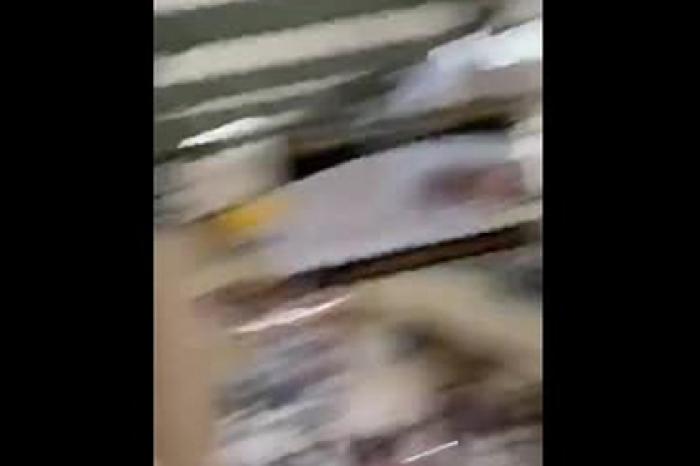 Рестлер прыгнул на соперников со второго этажа